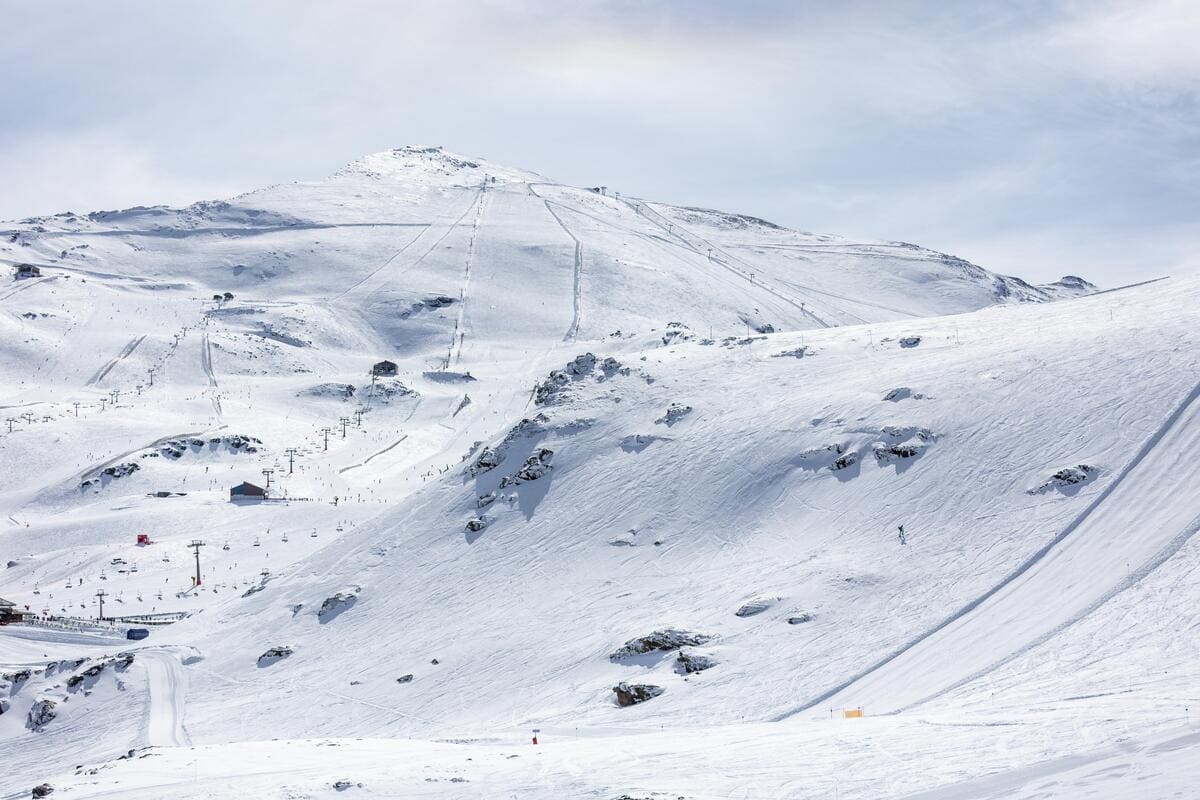 Sierra Nevada roza los 100 km de pistas, su mayor extensión esquiable desde 2019/20