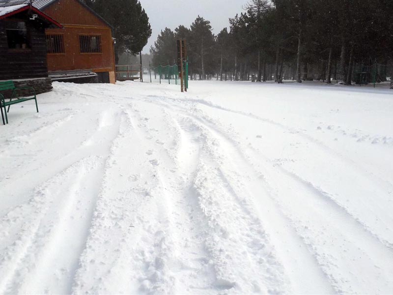 Varios vehículos 4x4 destrozan los itinerarios de esquí nórdico de Guils-Fontanera