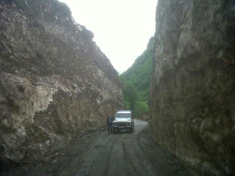Trabajos de limpieza del alud de la carretera de la Artiga de Lin en el Valle de Arán
