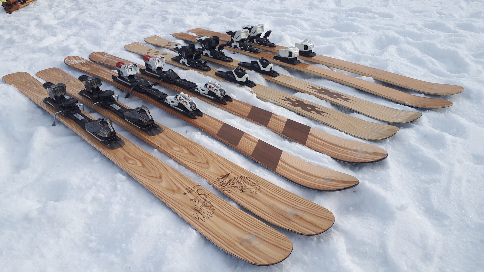 Los esquís artesanos de madera de un carpintero de Sort “atrapan” a todo aquel que los esquía