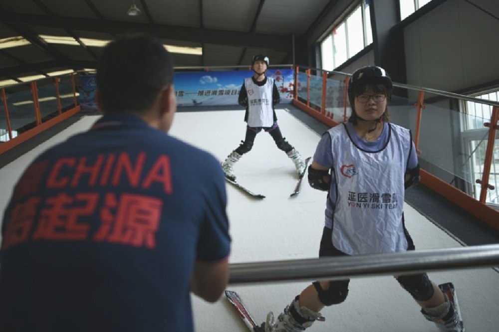 China enseña a esquiar a pastores para que participen en los JJ.OO. de Invierno de 2022