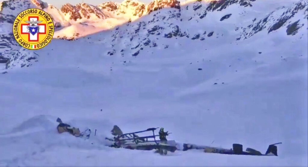 Cinco muertos y dos heridos en el choque entre una avioneta y un helicóptero en Alpes italianos