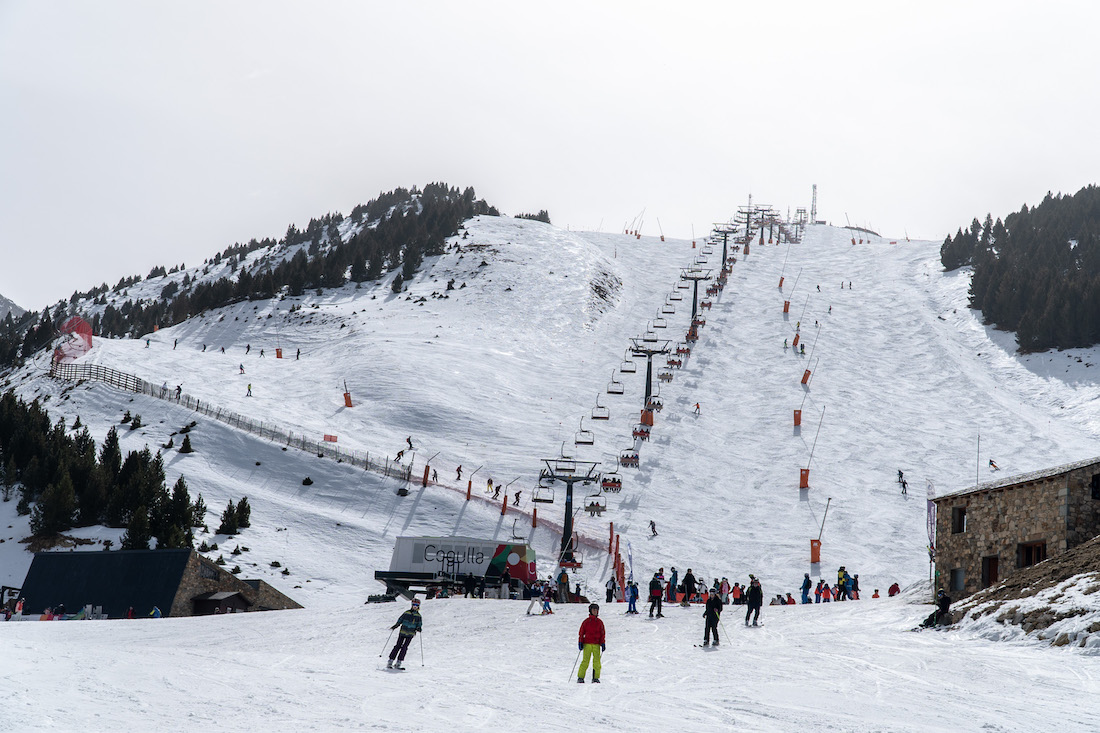 Las estaciones de Aramón esperan un fin de semana con medio metro de nieve nueva y sol