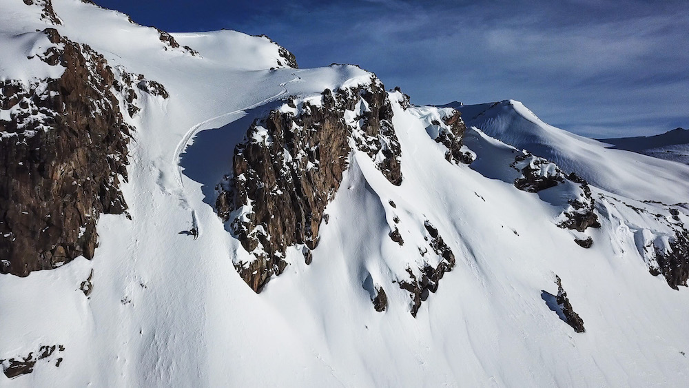 El freerider Aymar Navarro nos lleva a esquiar los volcanes de Chile en su nuevo clip South Lines