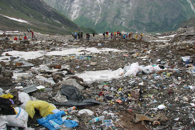 Los científicos alertan que el Everest se ha convertido en un gran vertedero de basura