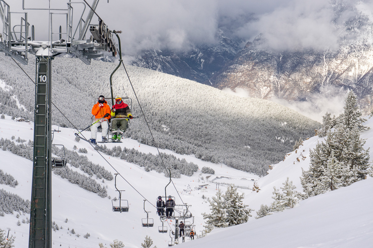 Aramón supera el millón de esquiadores en una temporada difícil y con un febrero histórico