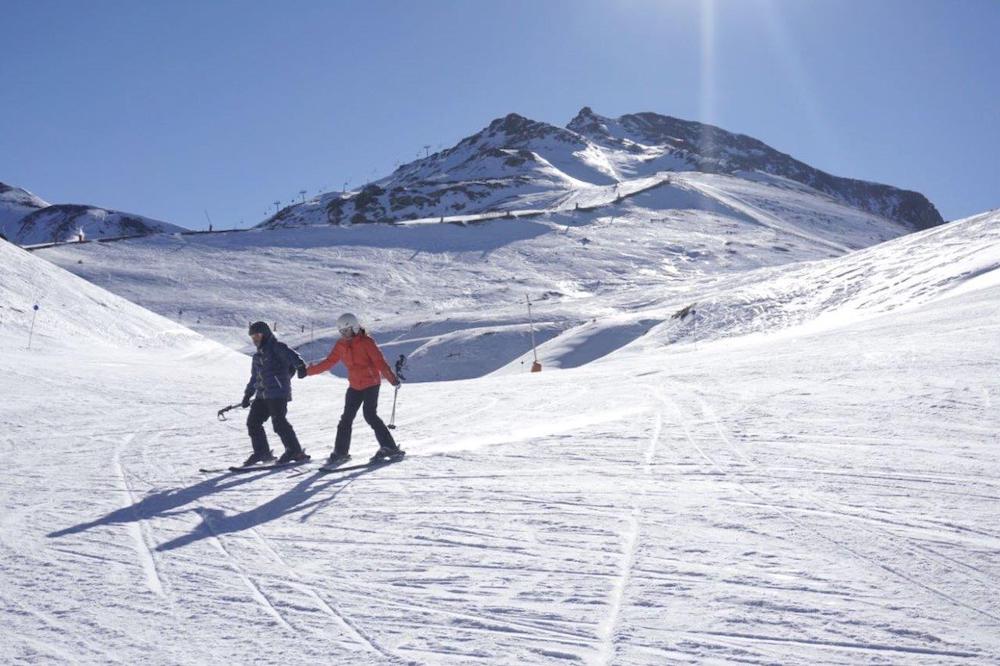 Las estaciones de esquí de Aramón continúan sumando kilómetros a la espera de nevadas