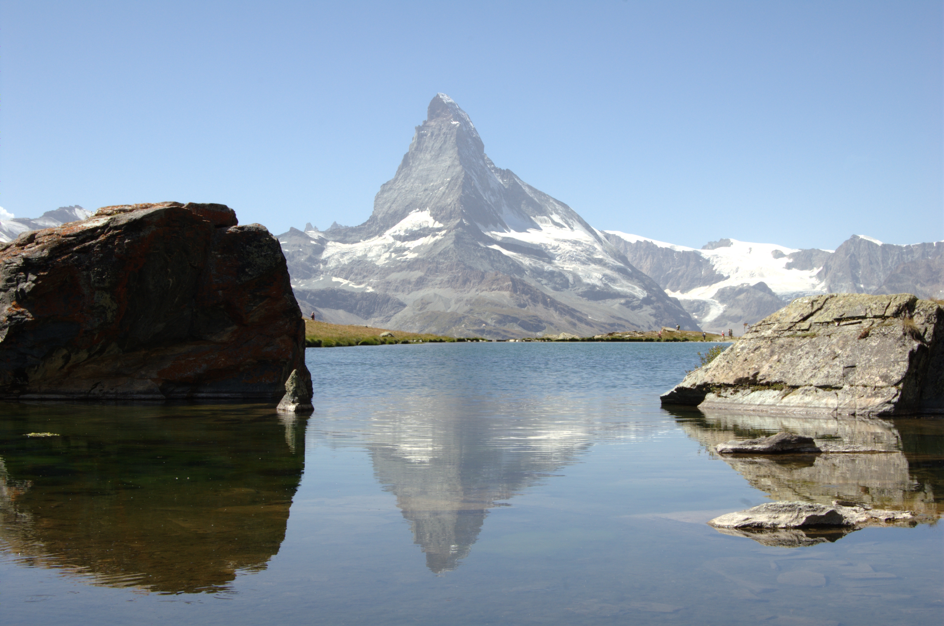 Matterhorn reflejado en el lago
