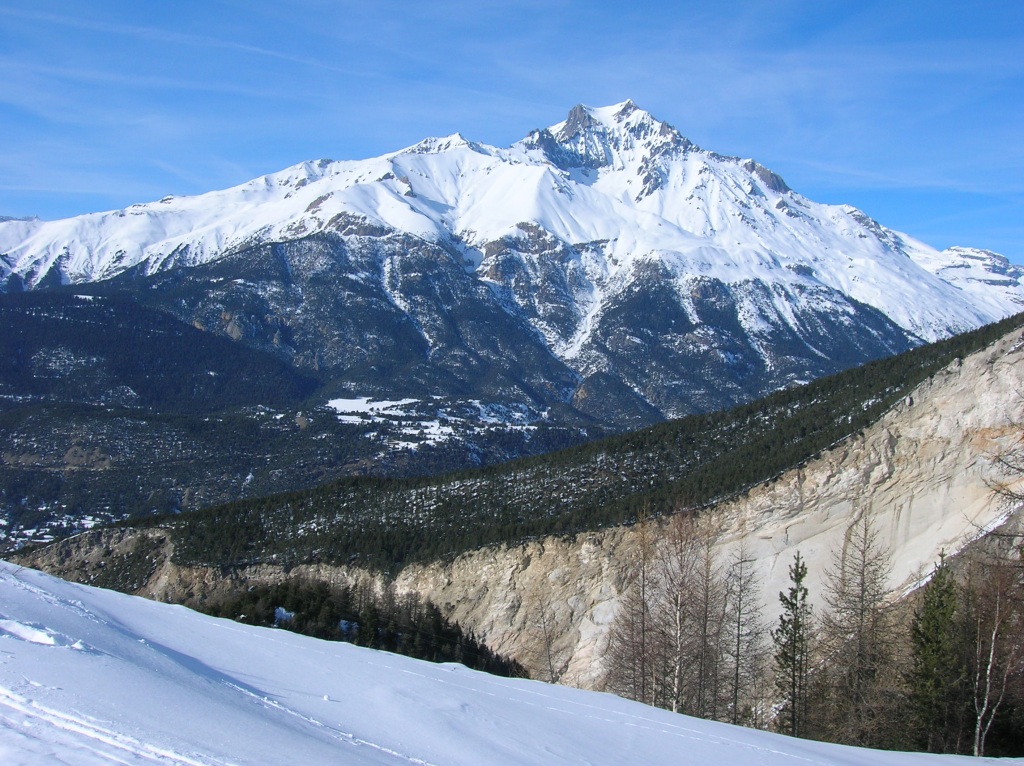 Mueren 4 esquiadores en los Alpes practicando esquí de montaña  