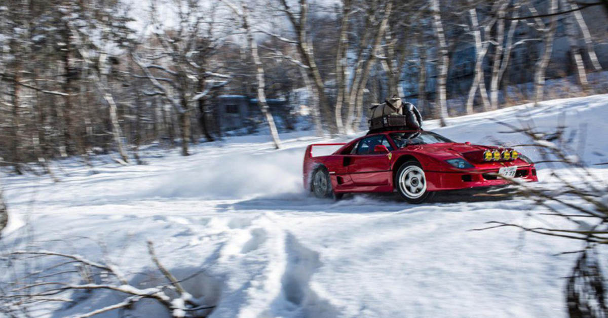 Mira hasta dónde puede llegar un Ferrari F40 en una pista de esquí