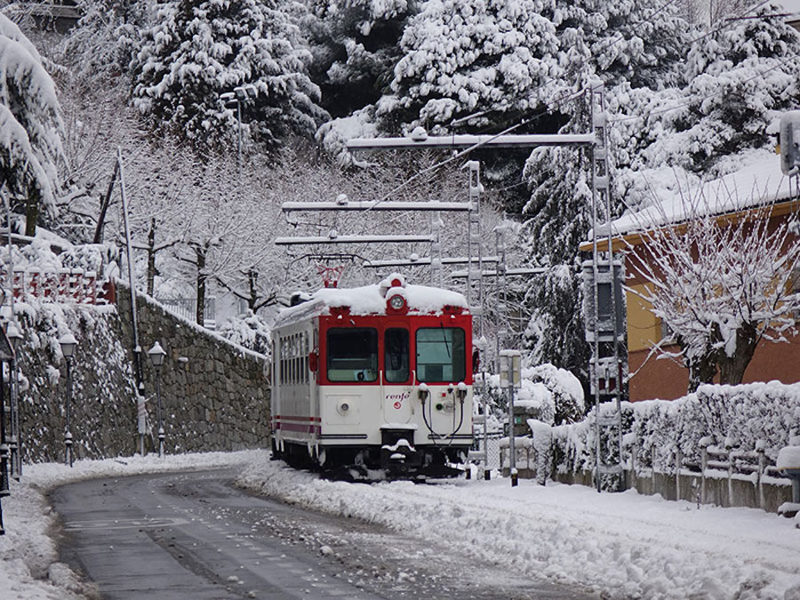 El tren eléctrico que lleva a los esquiadores a Navacerrada cumple un siglo