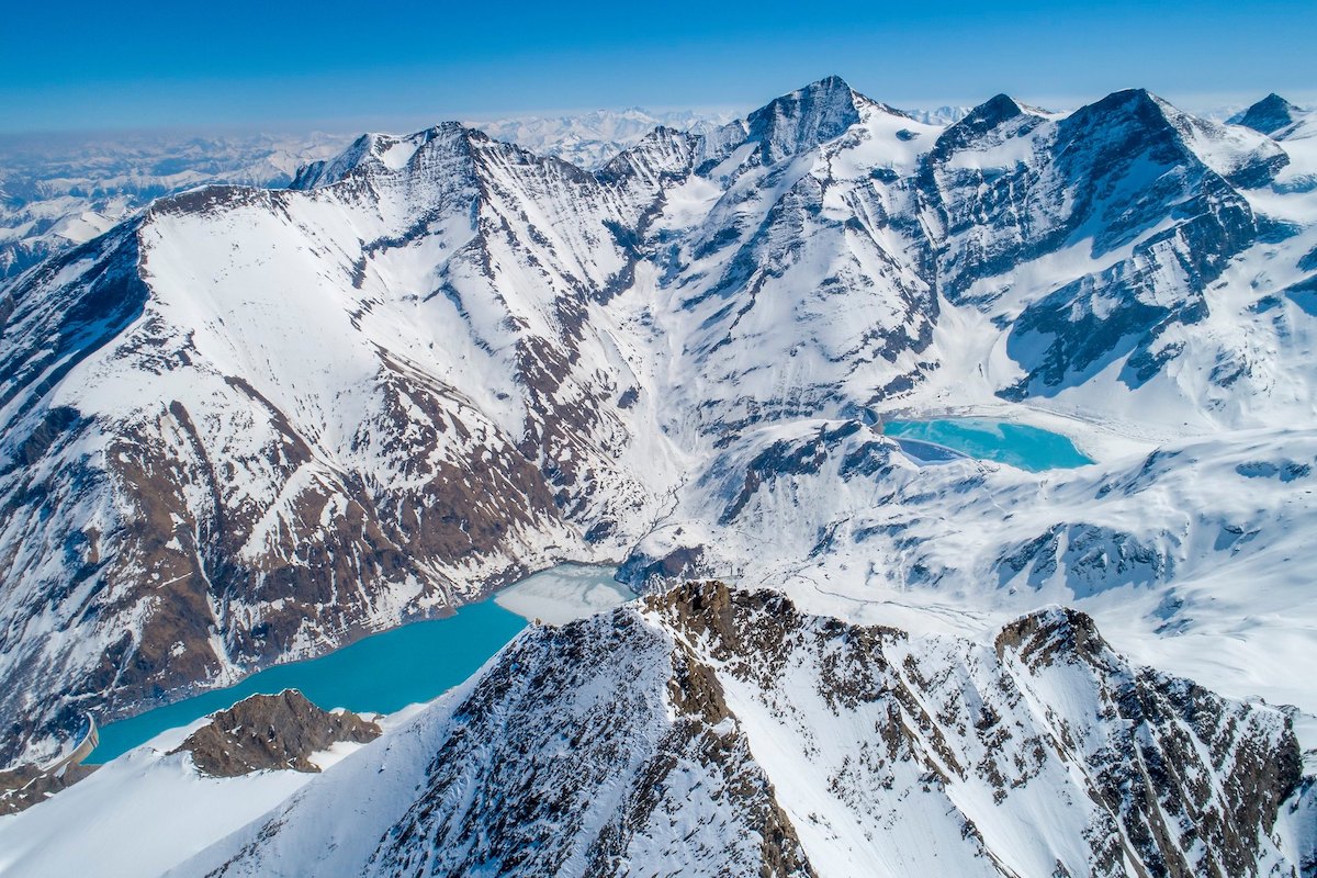 Apertura de las estaciones de esquí con glaciar de los Alpes para el esquí de verano