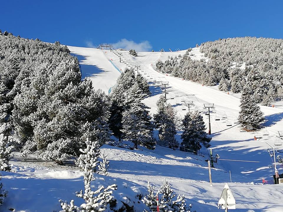 ¿Dónde esquiar este fin de semana? Menos estaciones abiertas pero más nieve en pistas