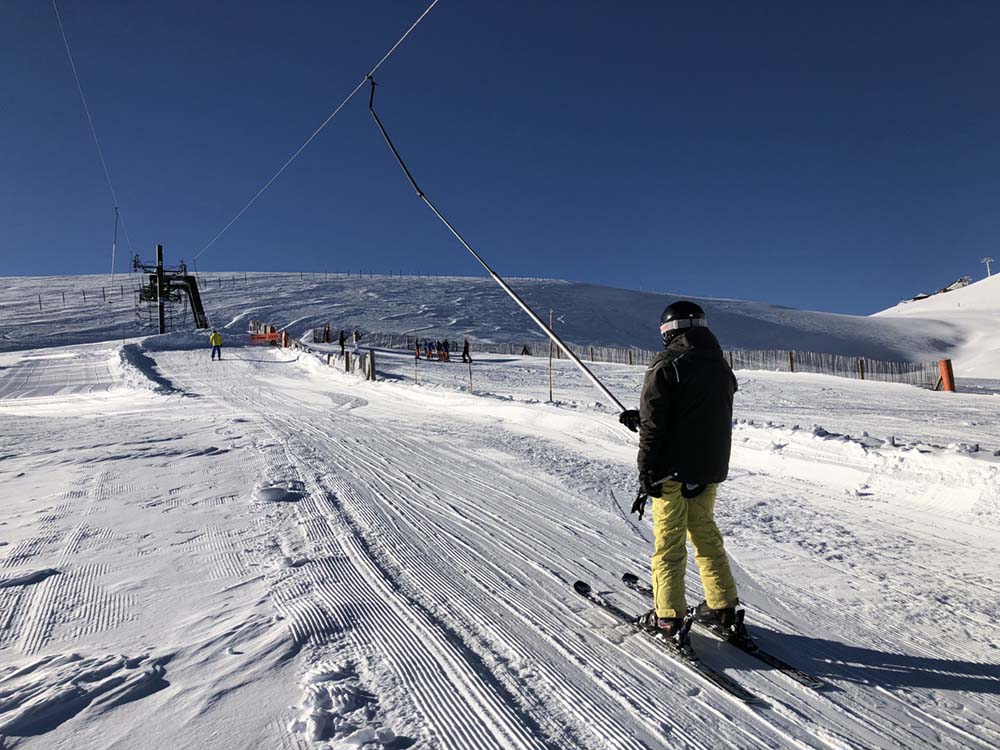 Sol, cielo azul y nieve polvo en el primer día de la temporada en La Molina