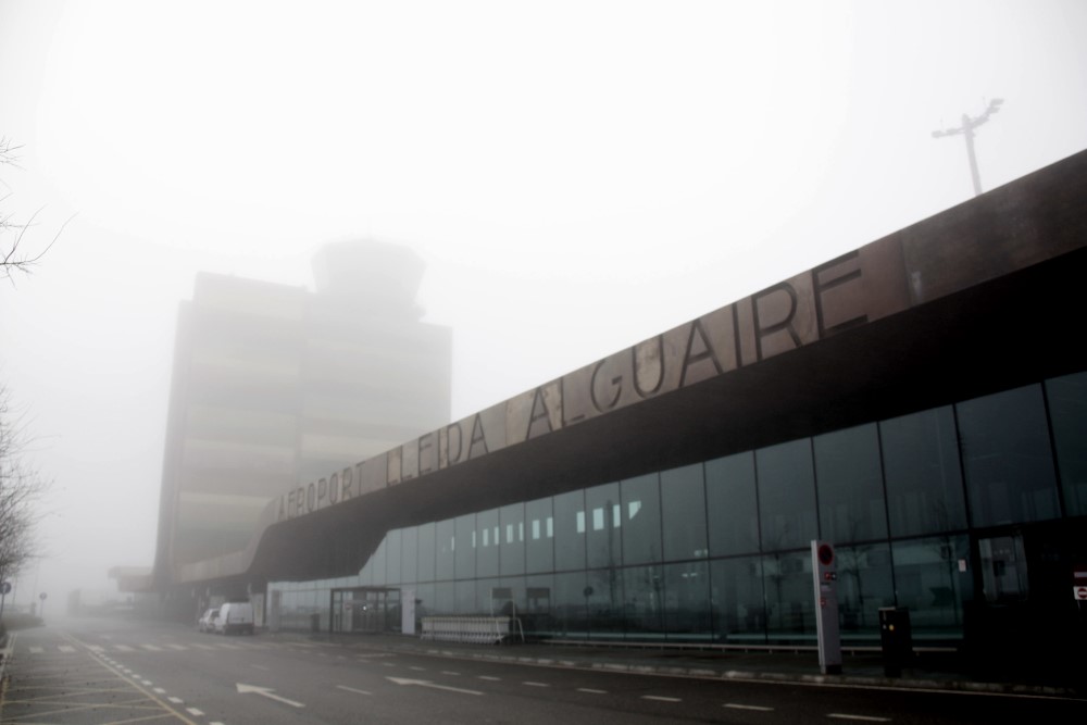 La niebla en el aeropuerto Alguaire complica la llegada de los esquiadores británicos a Andorra