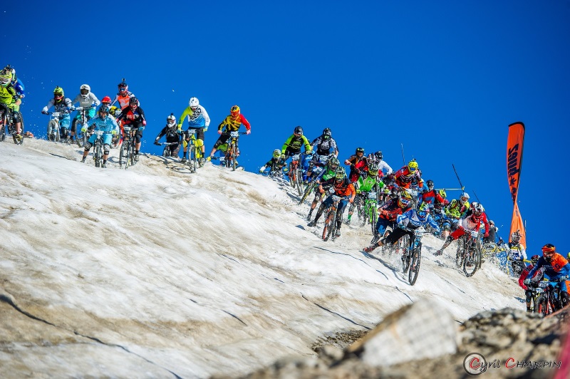 Un vídeo que sólo de verlo ya duele. Megavalanche por nieve de Alpe d´Huez en Mountain Bike