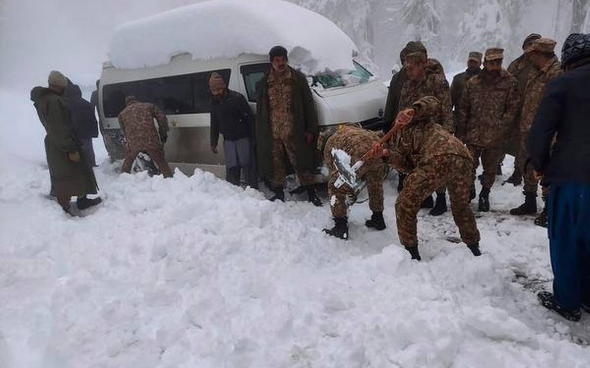 23 muertos por una fuerte nevada que bloquea las carreteras a una estación de esquí de Pakistán