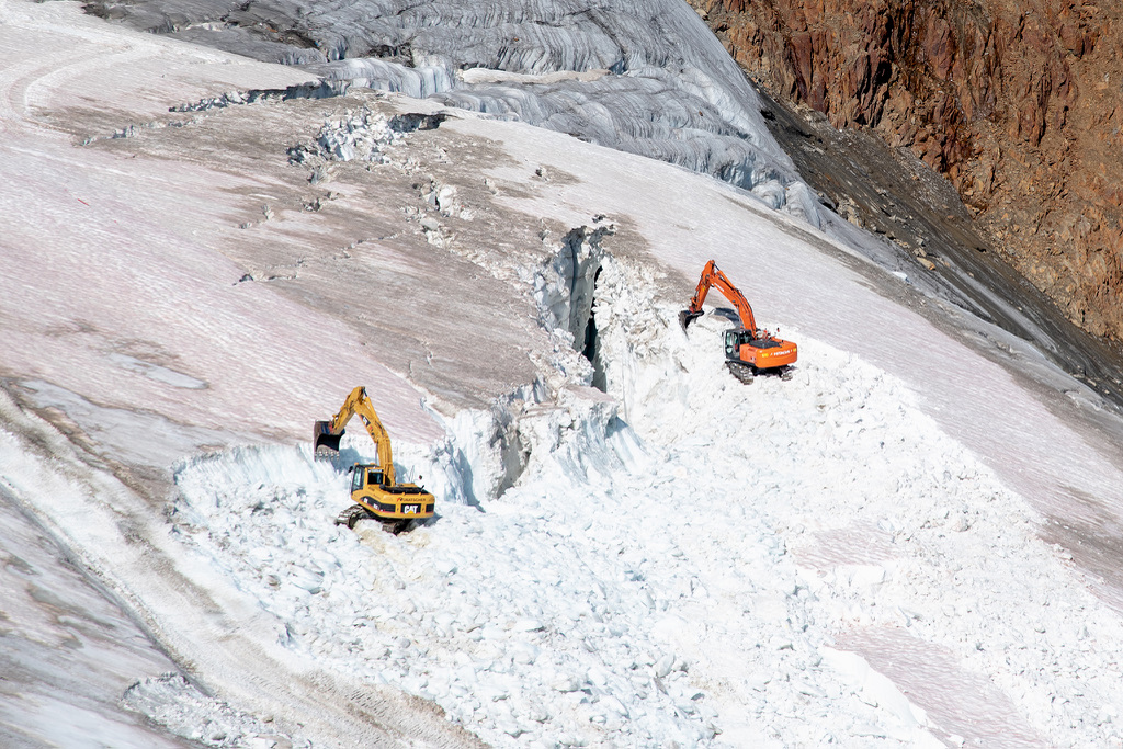 Los naturalistas denuncian que se destruye un glaciar austriaco para una estación de esquí