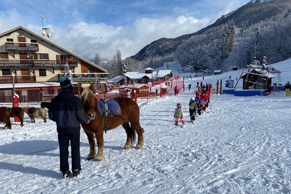 Una estación de esquí de los Hautes-Alpes sustituye los remontes cerrados por caballos