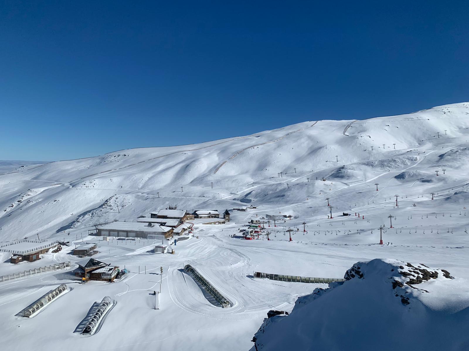 Cae un “nevadón” en Sierra Nevada y los primeros esquiadores ya bajan por sus pistas “cerradas”