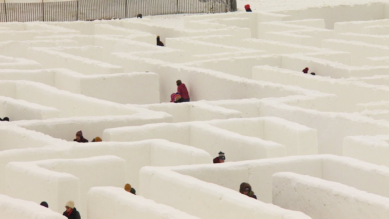 Dos granjeros construyen el laberinto de nieve más grande del mundo en Canadá