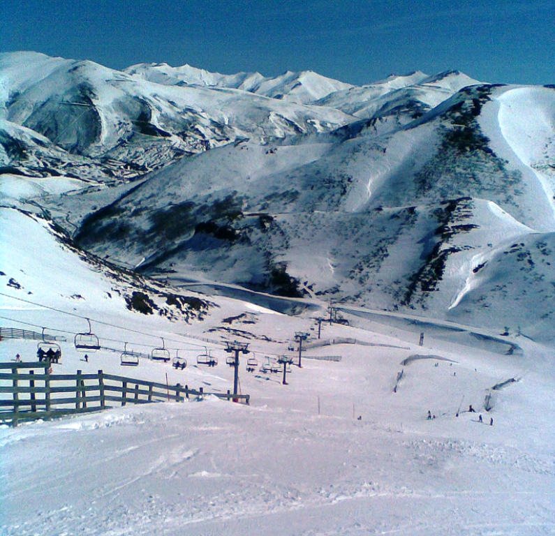 Contactos para mejorar el sector de la nieve en Asturias
