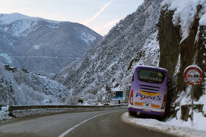 Un autocar frena embistiendo contra la montaña para evitar un barranco
