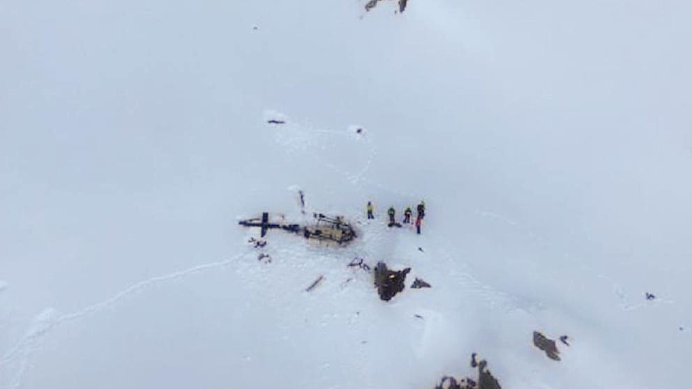 Dos vídeos grabaron como ocurrió el accidente entre una avioneta y un helicóptero en los Alpes