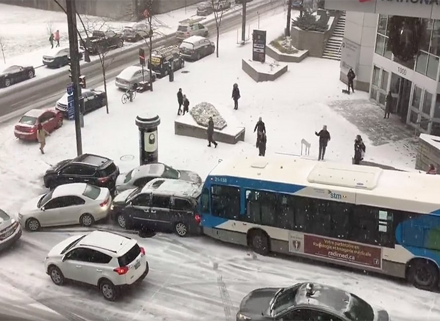 El frío y la nieve convierten las calles de Montreal en auténticas pistas de patinaje