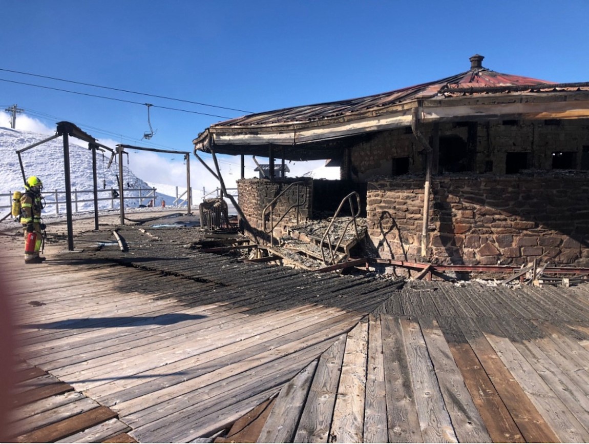 El fuego destruye una popular cafetería en la estación de esquí de Astún