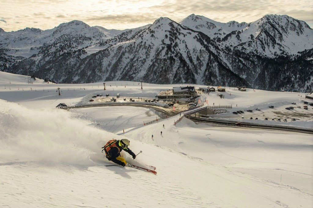 El invierno y la nieve visitan el Valle de Arán dejando claro que les gusta esquiar en Baqueira