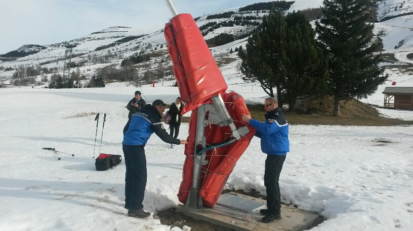 Drama en Los 2 Alpes: un muerto y dos heridos tras estrellarse con un colchón contra los árboles