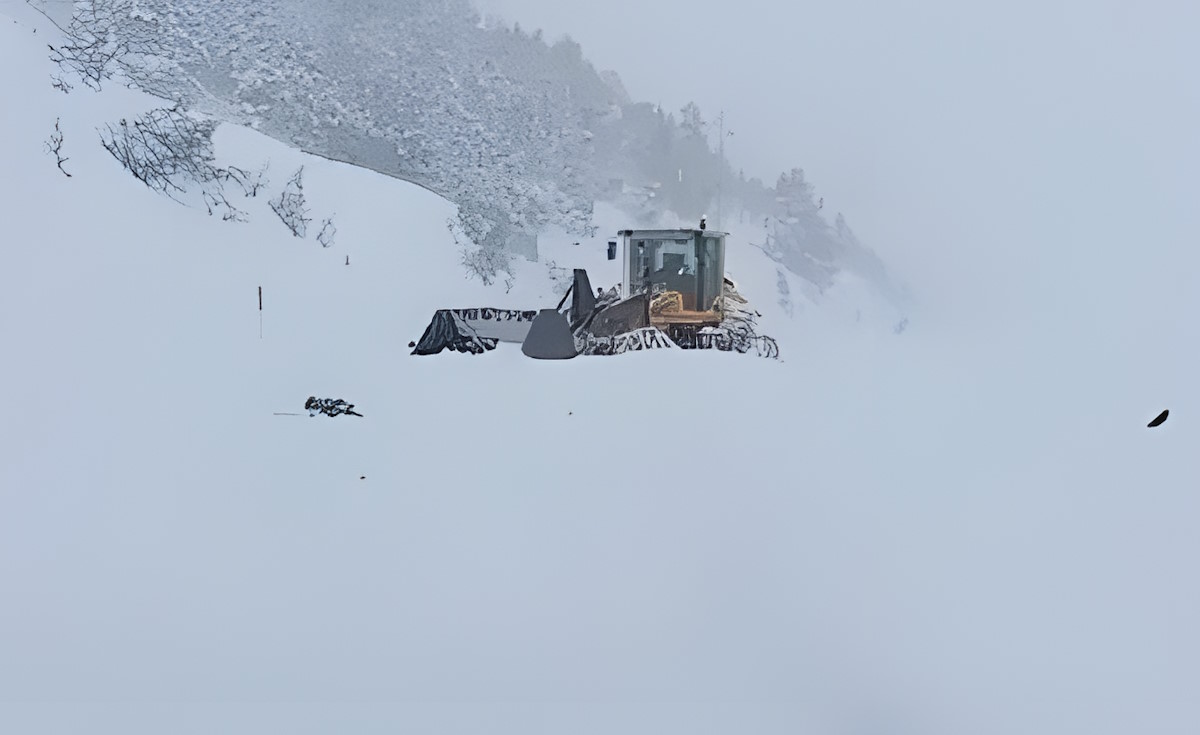 Una avalancha corta este mediodía los accesos a la estación de esquí de Astún