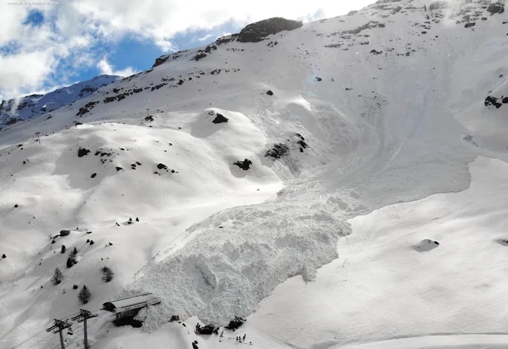 Una sucesión de avalanchas se lleva por delante un telesilla en la estación de esquí de Val Cenis