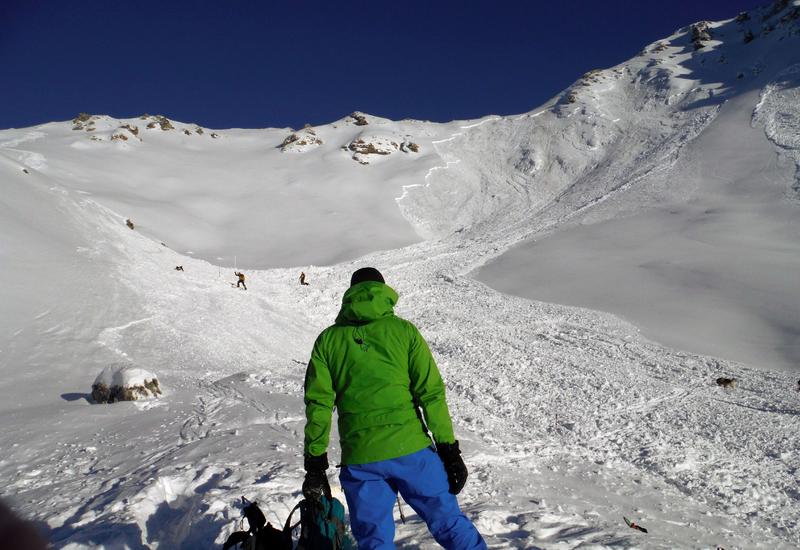Espectacular vídeo de un alud que arrastra a 5 esquiadores en los Alpes franceses