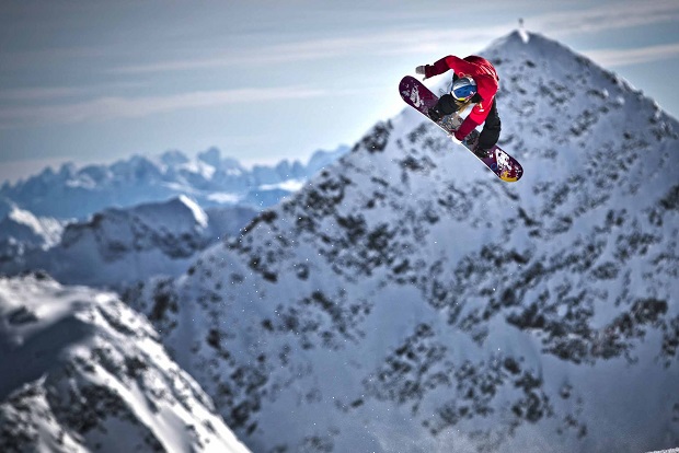 Anna Gasser en acción. Glaciar Stubai (Austria). Foto (c) Mirja Geh, Red Bull Content Pool