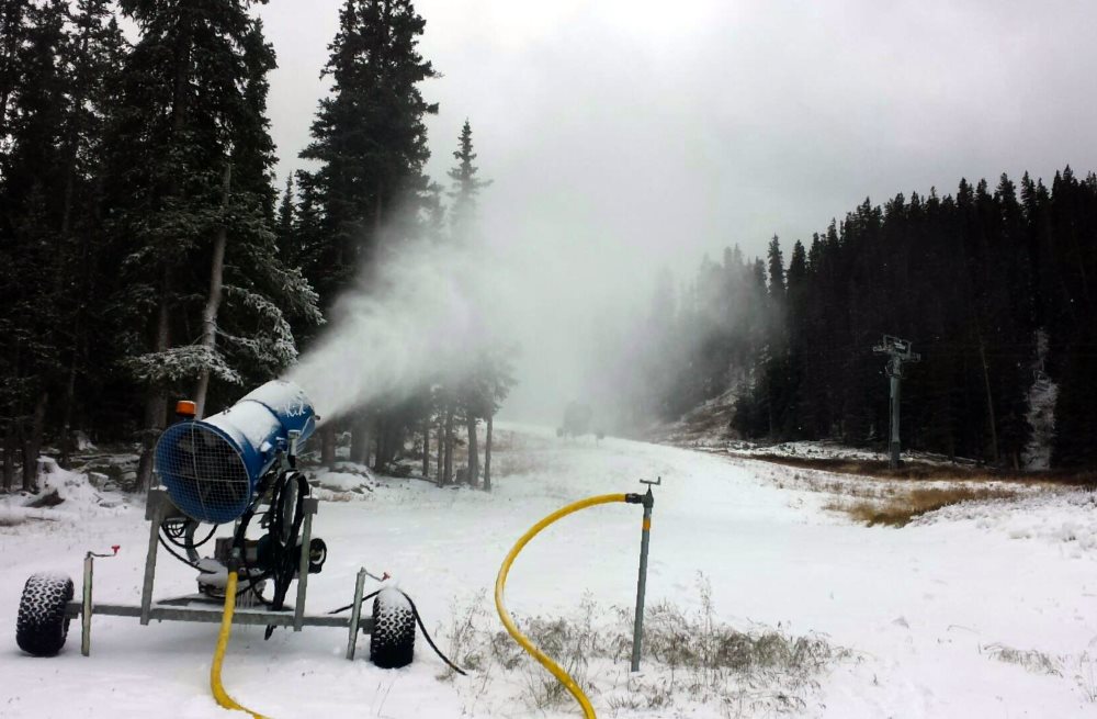 Loveland y Arapahoe Basin están fabricando nieve frenéticamente para abrir la próxima semana