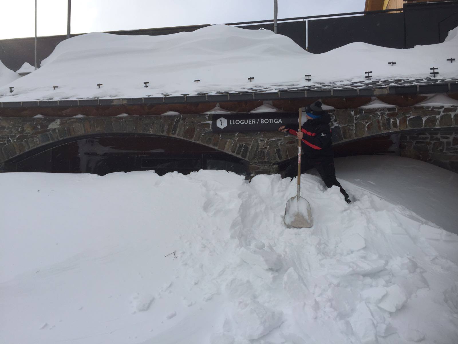 Andorra se rehace después de la gran nevada de la temporada,los accesos desde Francia abiertos
