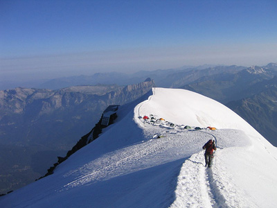 Atención! Gendarmes vigilando en las vías de ascensión al Mont-Blanc durante este próximo verano