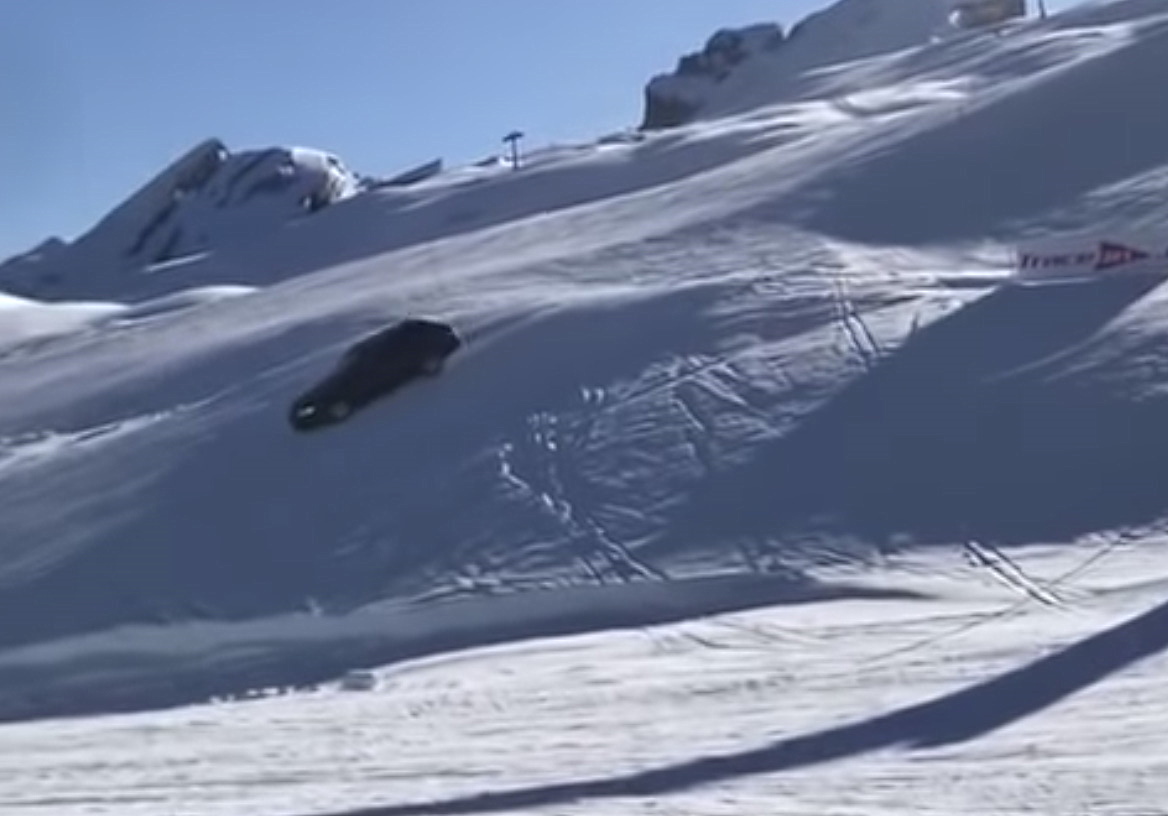 Un irresponsable en un Audi aprovecha las pistas cerradas de Suiza para conducir sobre nieve