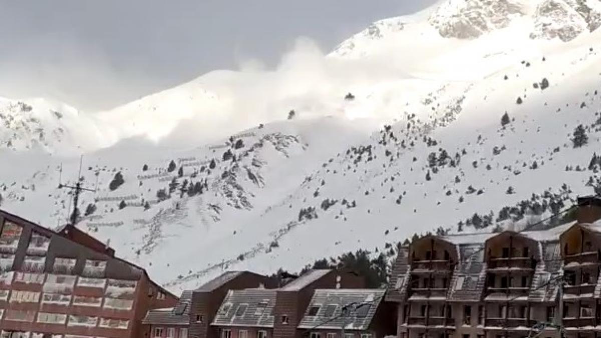 Una espectacular avalancha provocada en Astún nos recuerda el alto riesgo de aludes en el Pirineo