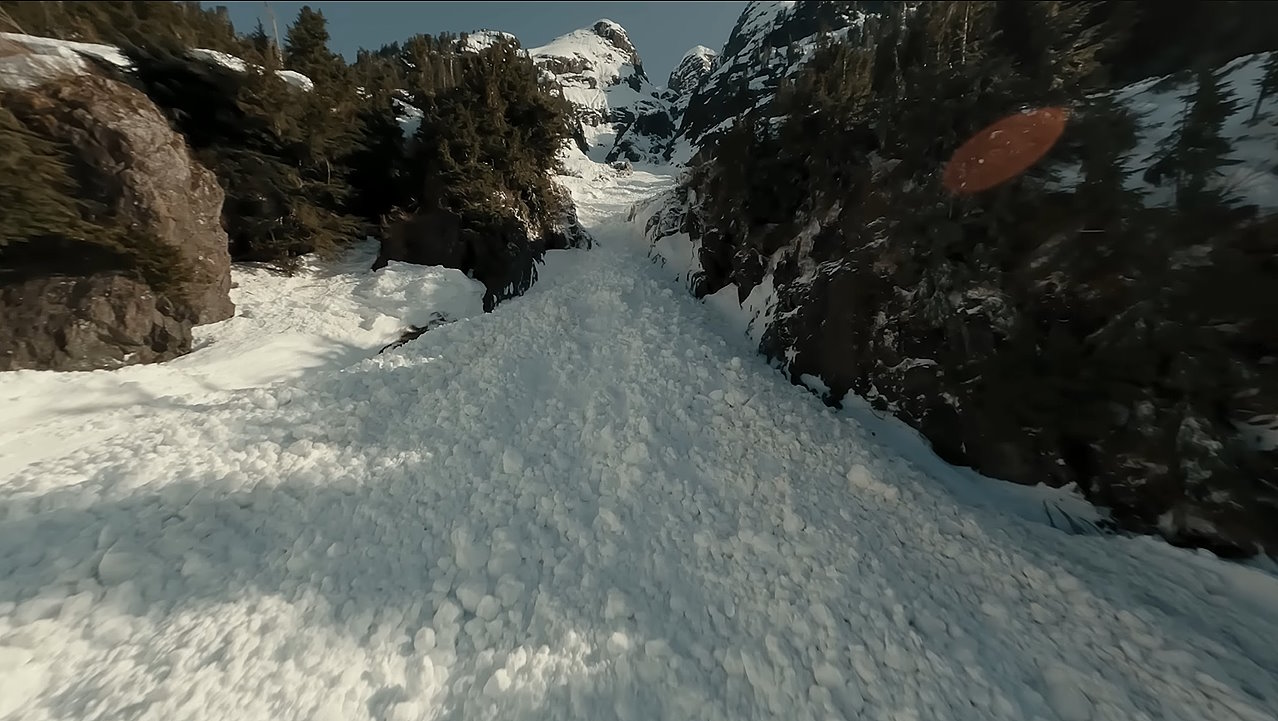 Un piloto de dron graba de forma increíble una avalancha en Canadá