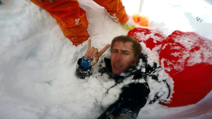 Un esquiador filma como se lo "traga" una avalancha que lo sepulta durante 15 minutos