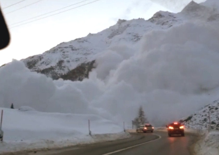 Una gran Avalancha en Suiza se precipita sobre la carretera y aterroriza a los conductores
