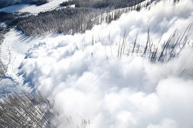 Una gran Avalancha se desploma a la vista de los conductores de la ciudad de Provo (Utah)