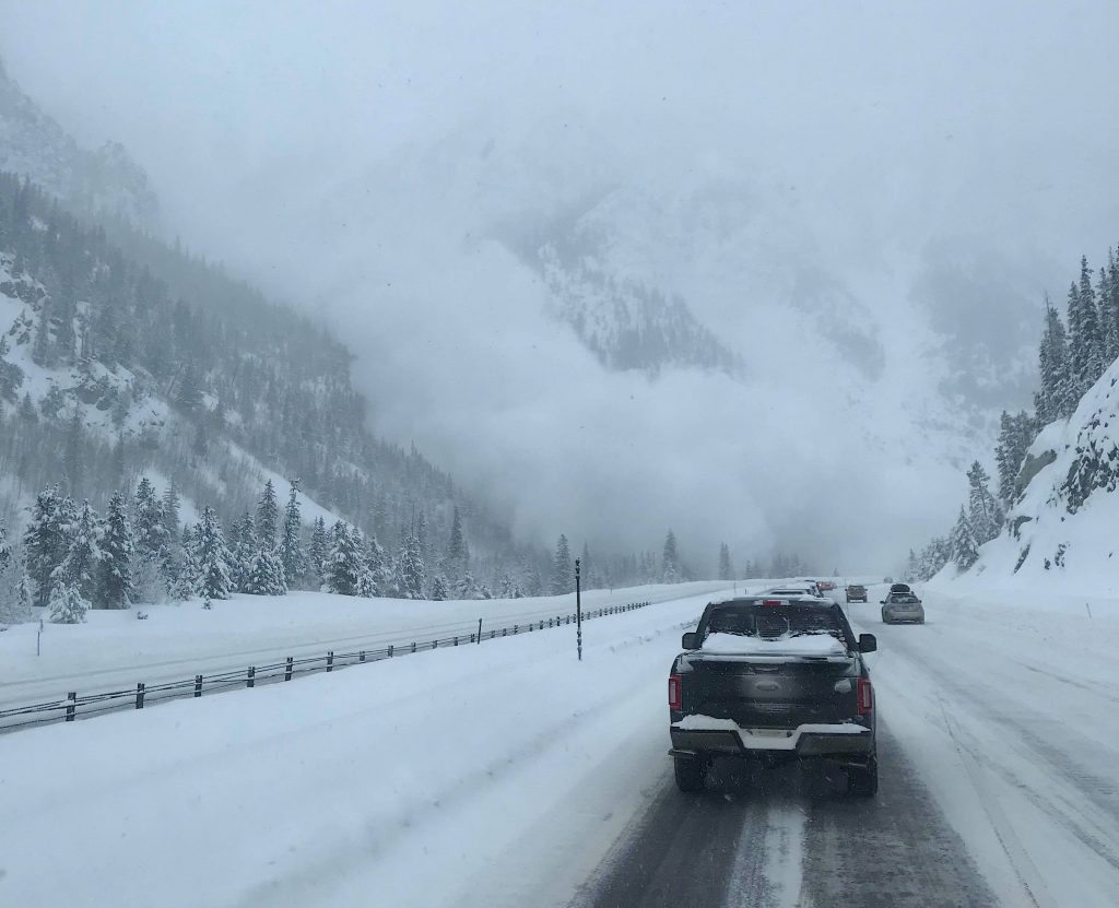 Una avalancha “sorprende” a los conductores que circulaban por una carretera de Colorado