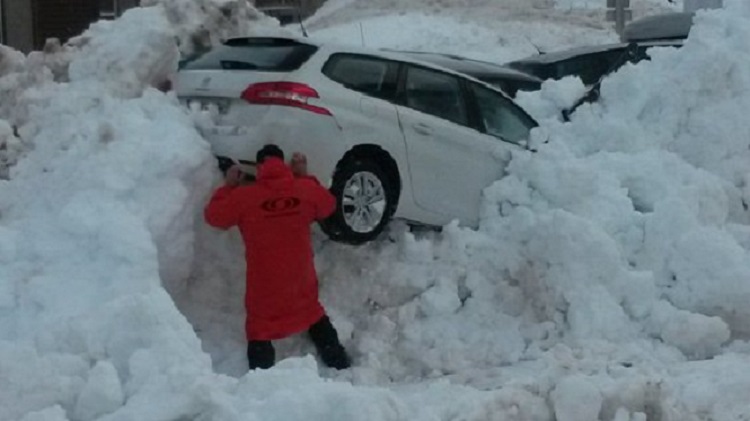 Una avalancha sepulta los coches de un parking en la Mongie