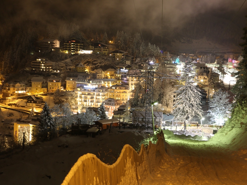 Las vistas nocturnas a Bad Gastein son parte del espectáculo. Y por el remonte no te preocupes, un telesilla individual de unas cuantas décadas te sube por la oscuridad