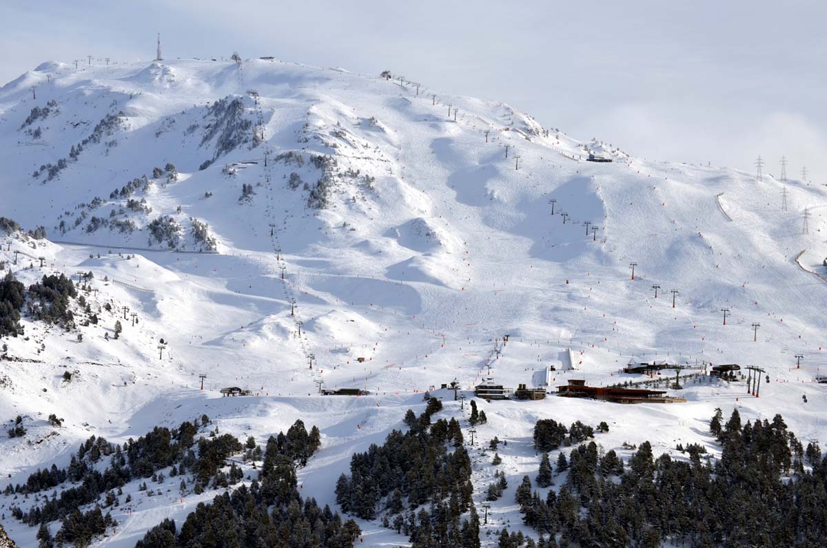 Las estaciones pierden un millón de esquiadores en una temporada difícil en la Península