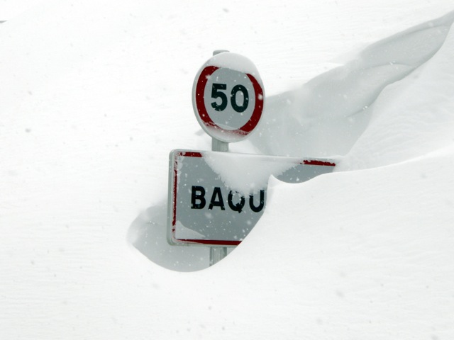 Señal de acceso a Baqueira tapada por la nieve